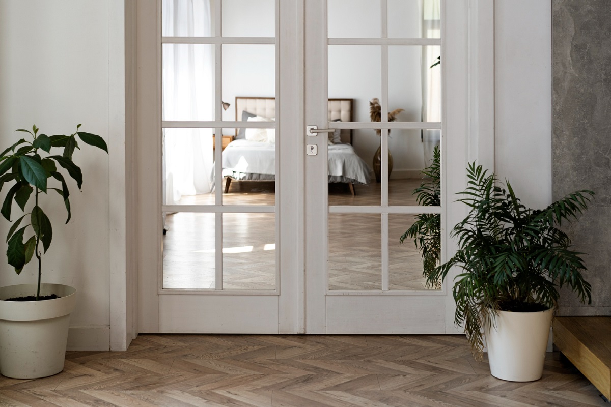 Двери раздвижного типа для гостиной: особенности, преимущества и фото интерьеров
