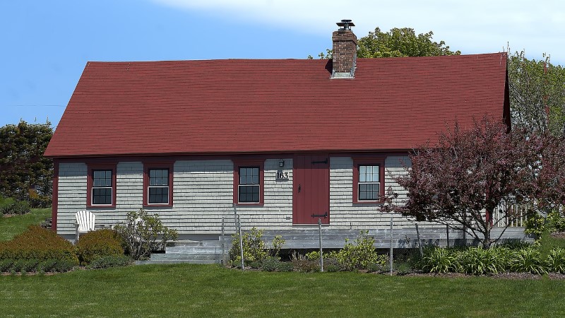 Гарний заміський будиночок з червоним дахом 1