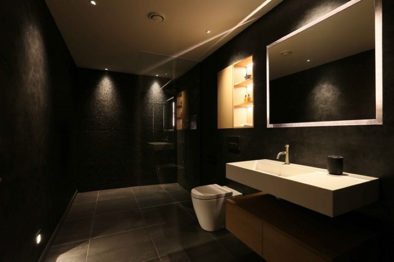 Красивая ванная комната в тёмных тонах 10