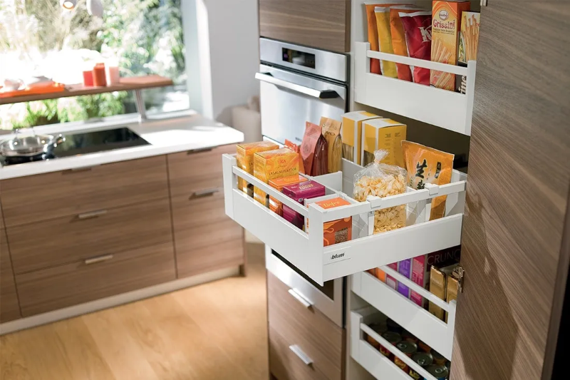 Місткі шафи та ящики на кухні допомагають максимально ефективно використовувати простір зберігання 13