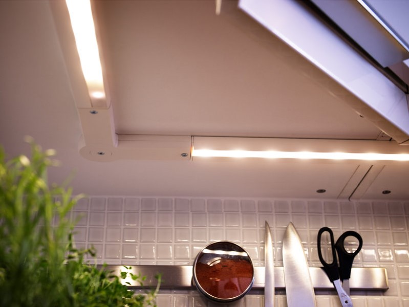 Подсветка встроенная в кухонные шкафы по периметру 10