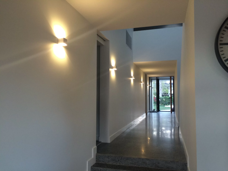 Приклад використання настінних світильників для освітлення коридору 15